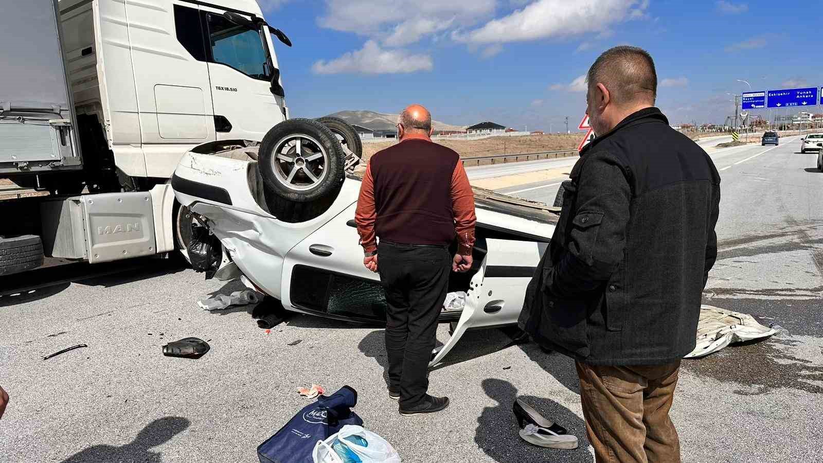 AFYONKARAHİSAR’DA SÜRÜCÜSÜNÜN DİREKSİYON HAKİMİYETİNİ KAYBETMESİ SONUCU KONTROLDEN ÇIKARAK TAKLA ATAN