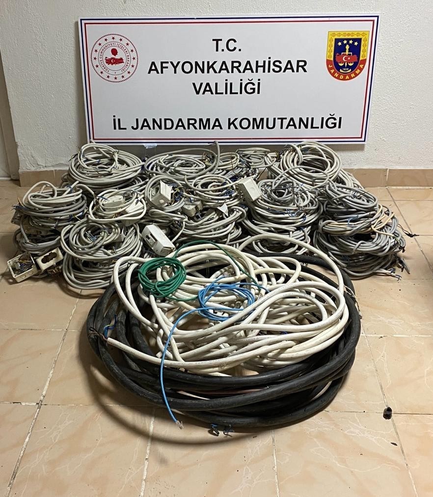 AFYONKARAHİSAR’IN EMİRDAĞ İLÇESİNDE ELEKTRİK, ANTEN VE İNTERNET KABLOLARI İLE BİRLİKTE
