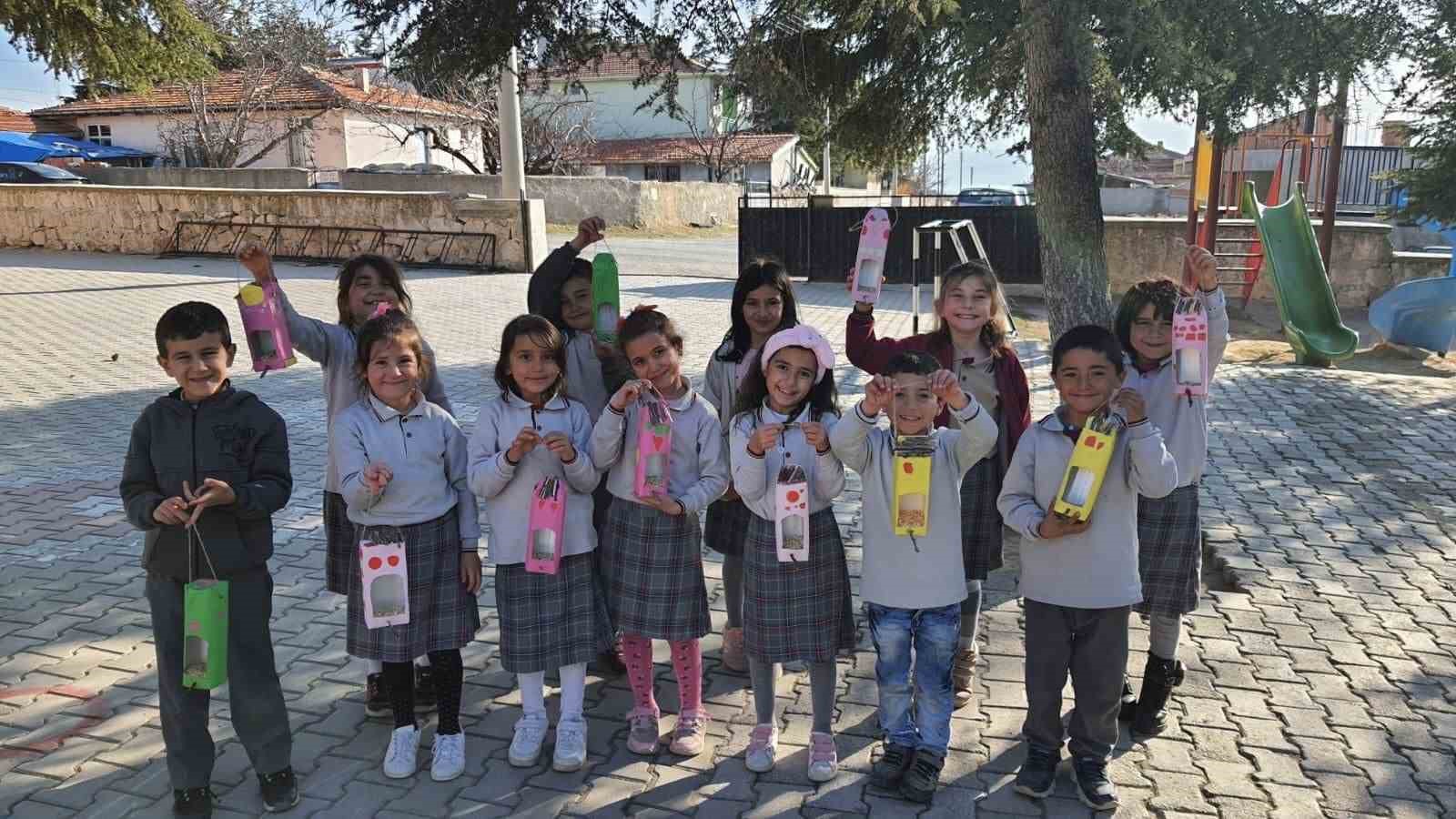 AFYONKARAHİSAR’IN BOLVADİN İLÇESİNDE MİNİKLER ‘KUŞLAR YUVASIZ KALMASIN’ SLOGANI İLE KUŞLARA