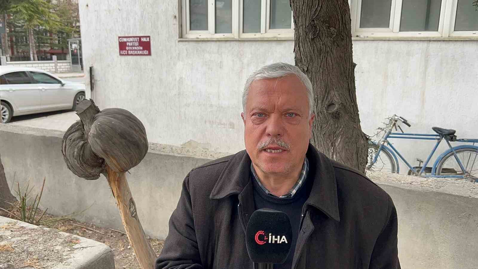 AFYONKARAHİSAR’I BOLVADİN İLÇESİNDE MEZARININ BAŞINDAKİ AĞAÇTA AÇAN KAVUKLA BİLİNEN KADI