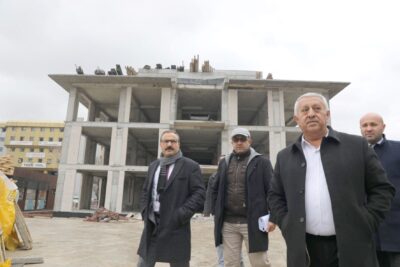 Milleti Kütüphanesi’nin inşa çalışmalarını inceleyen Belediye Başkanı Mehmet Zeybek, “Kaba