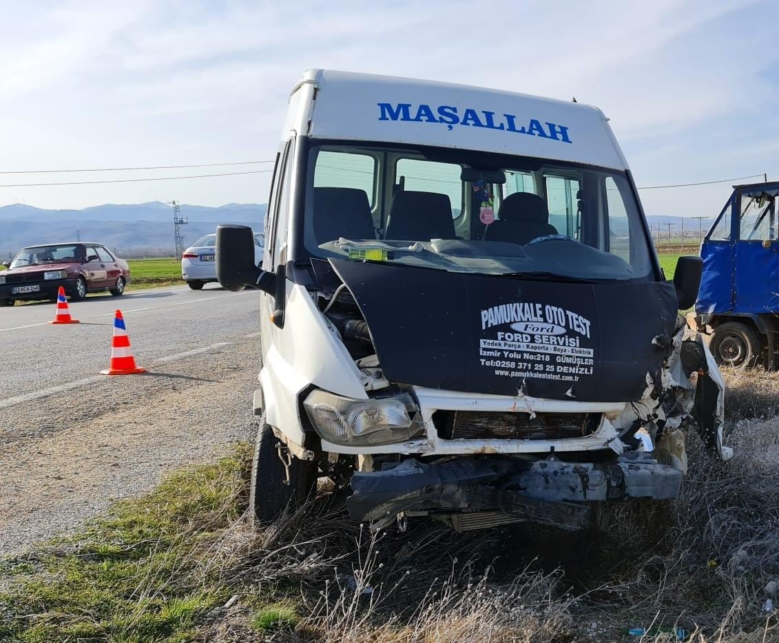 AFYONKARAHİSAR’DA PATPAT DİYE TARIM ARACI İLE MİNİBÜSE ÇARPIŞMASI SONUCU MEYDANA