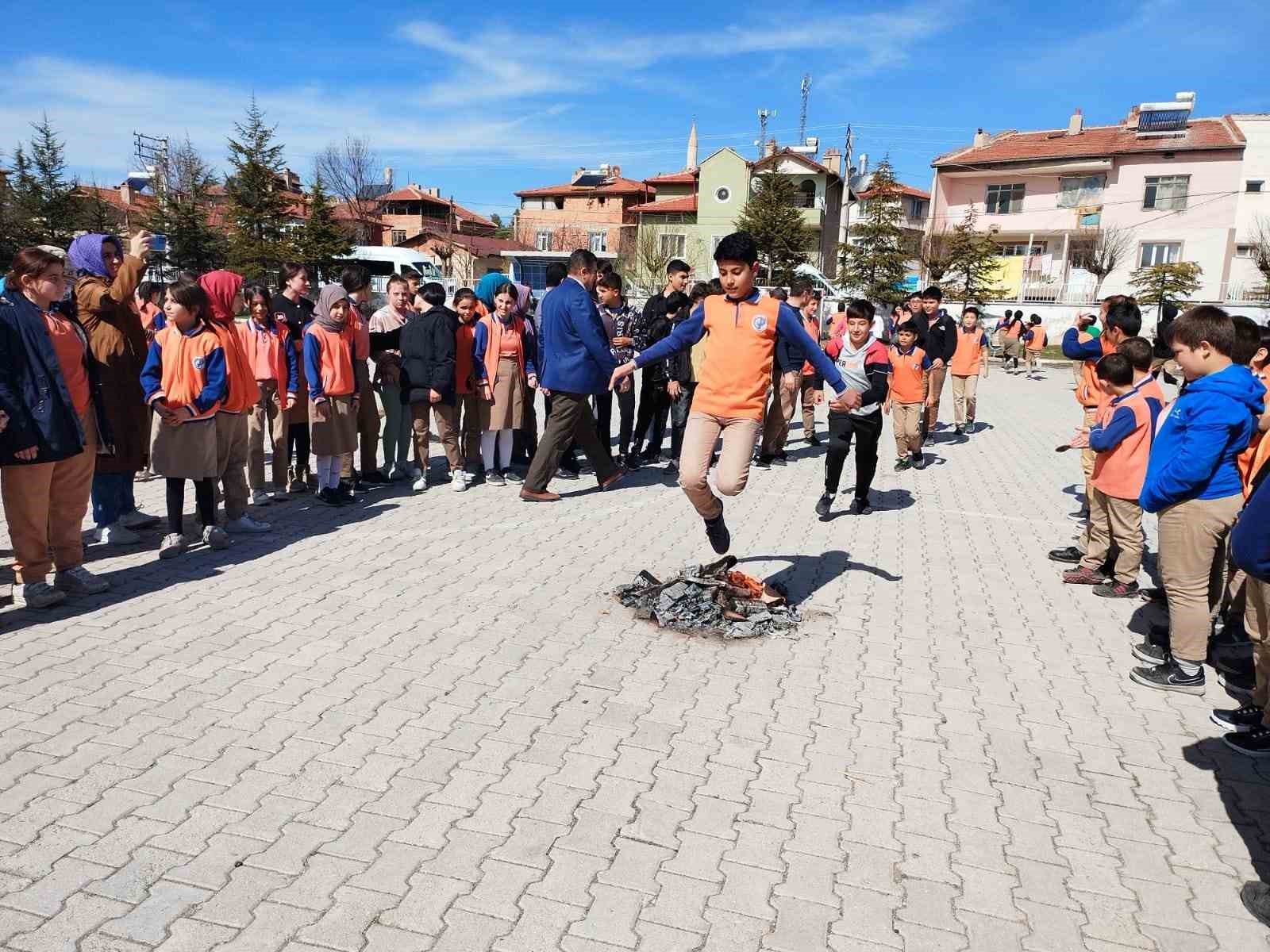 AFYONKARAHİSAR’IN ŞUHUT İLÇESİNDE GERÇEKLEŞTİRİLEN NEVRUZ BAYRAMI KUTLAMALARINDA ÖĞRETMEN VE ÖĞRENCİLER