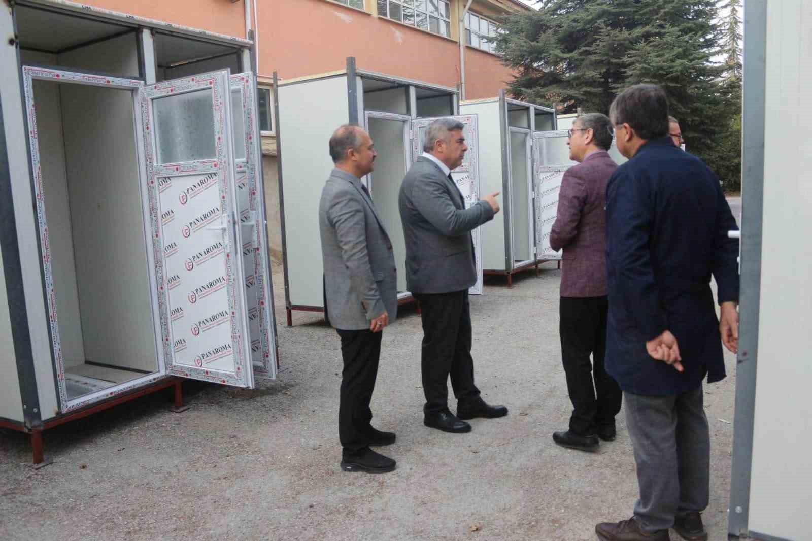 AFYONKARAHİSAR’DA MESLEK LİSESİ ÖĞRENCİLERİ DEPREM BÖLGESİNDE KULLANILMAK ÜZERE 12’ŞER ADET