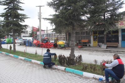 Emirdağ Belediyesi Park ve Bahçeler birimi ekipleri tarafından Sanayi Sitesi
