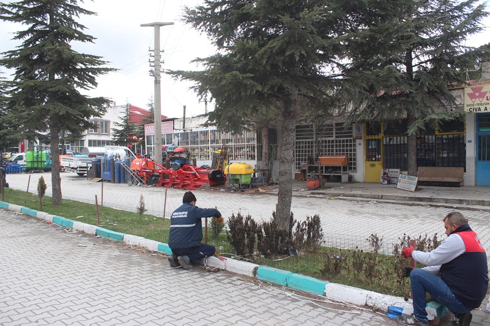 Emirdağ Belediyesi Park ve Bahçeler birimi ekipleri tarafından Sanayi Sitesi