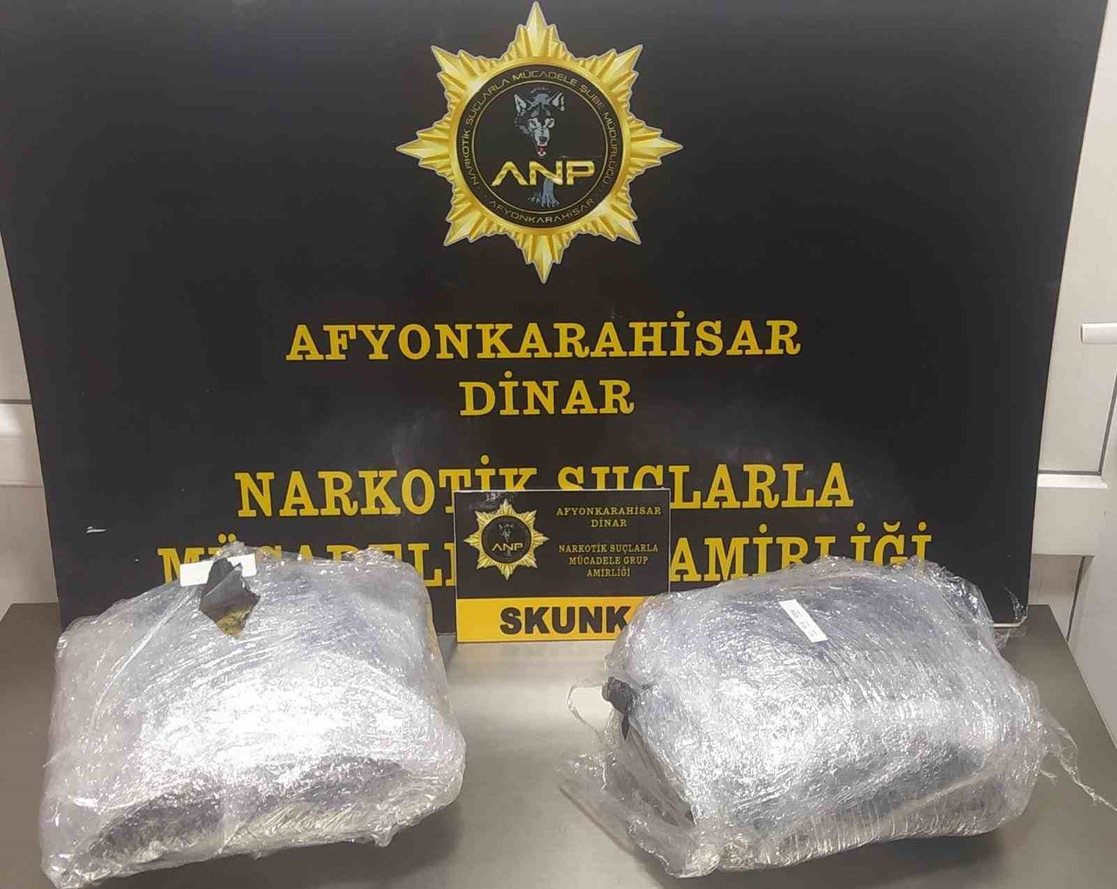 AFYONKARAHİSAR’IN DAZKIRI İLÇESİNDE POLİS TARAFINDAN DURDURULAN BİR OTOMOBİLDE 2 KİLOGRAM