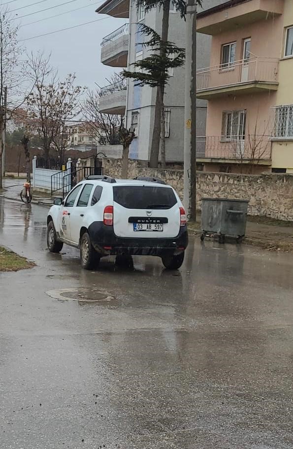 AFYONKARAHİSAR’DA 53 YAŞINDAKİ BİR KADIN YOLDA KARŞIDAN KARŞIYA GEÇMEYE ÇALIŞIRKEN