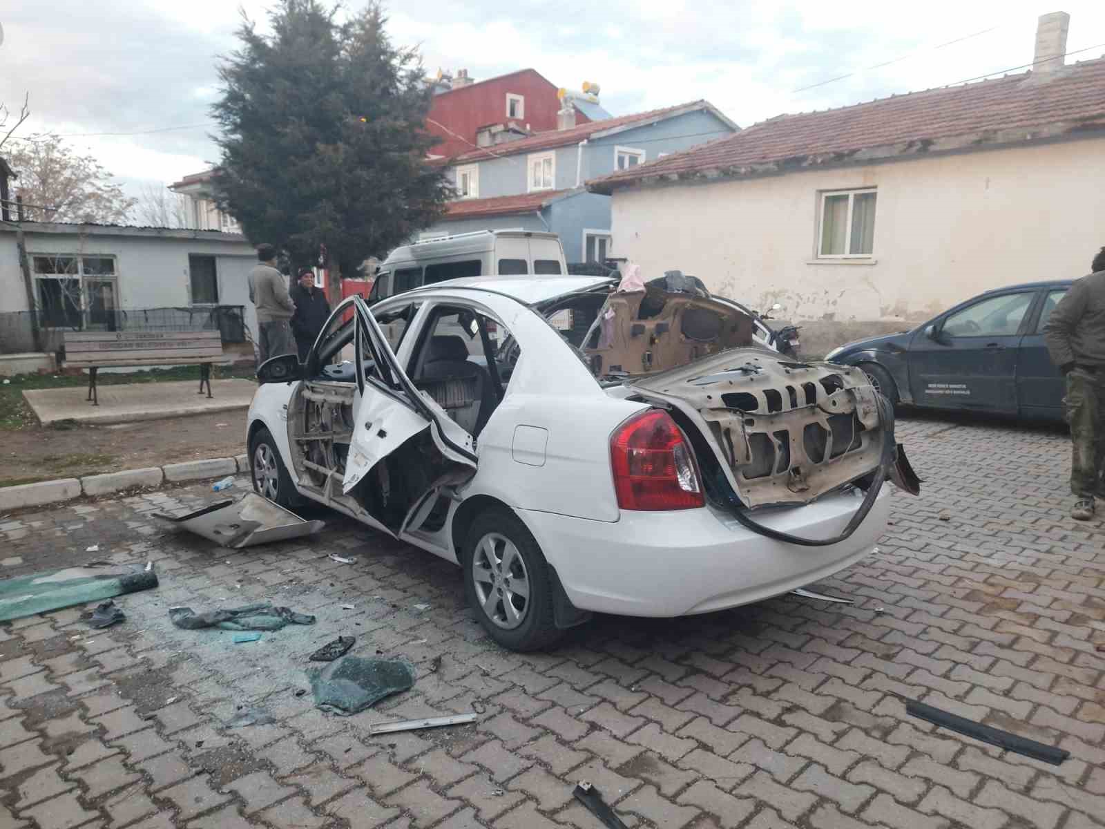 AFYONKARAHİSAR'IN İHSANİYE İLÇESİNDE ARACINDAKİ PİKNİK TÜPÜNDEN SIZAN GAZI FARK ETMEYEREK