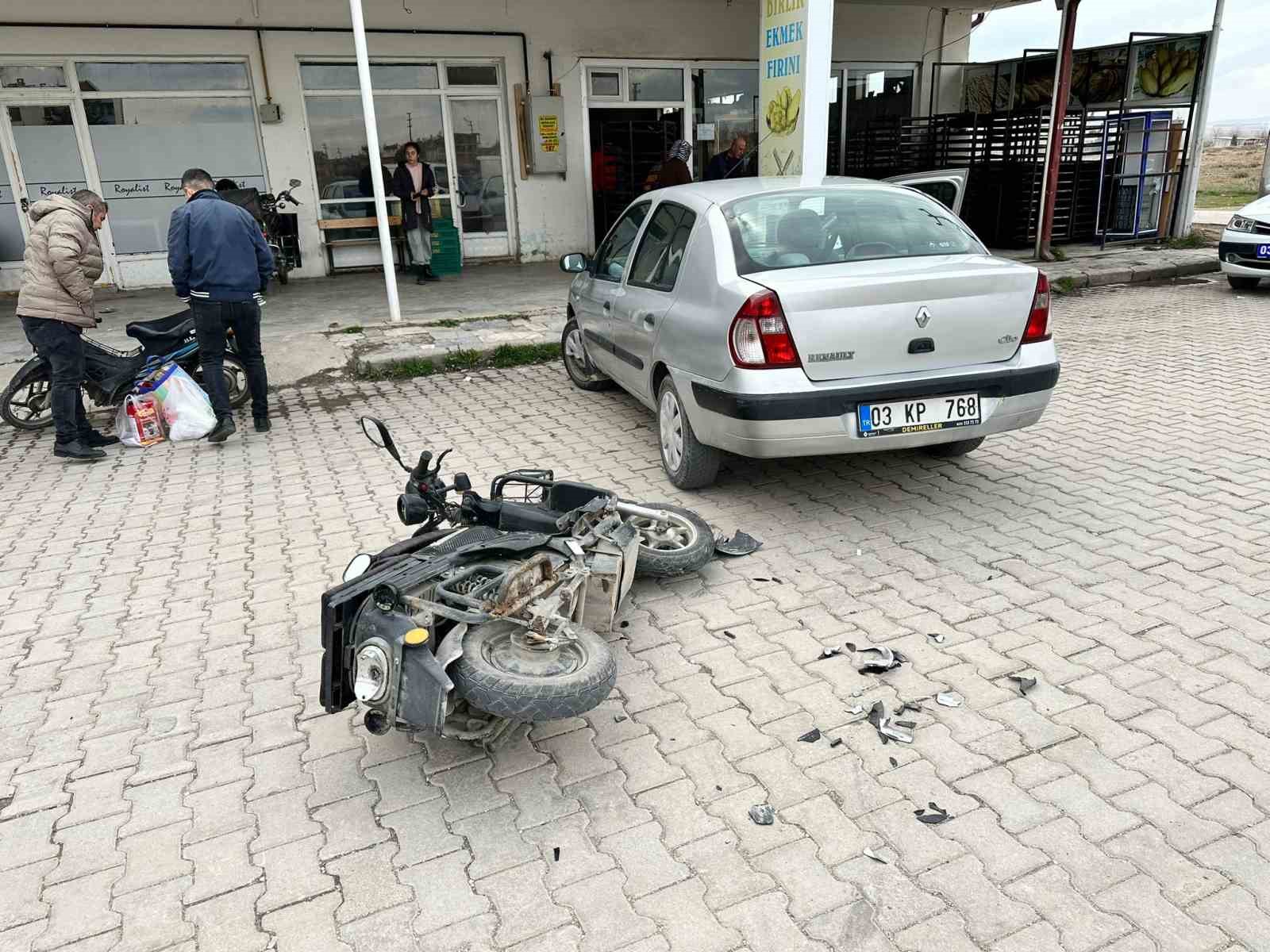 AFYONKARAHİSAR’DA OTOMOBİLLE ÇARPIŞAN ELEKTRİKLİ BİSİKLET SÜRÜCÜSÜ YARALANDI.