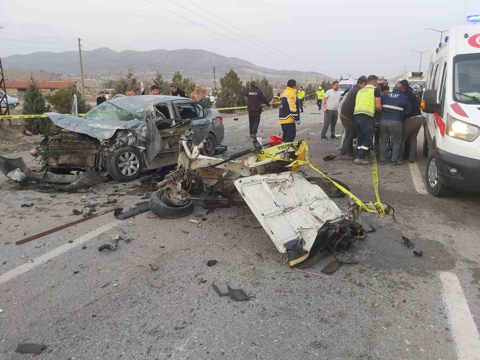 AFYONKARAHİSAR-ANKARA KARAYOLUNDA İKİ ARACIN ÇARPIŞMASI SONUCU MEYDANA GELEN KAZADA ARAÇLAR