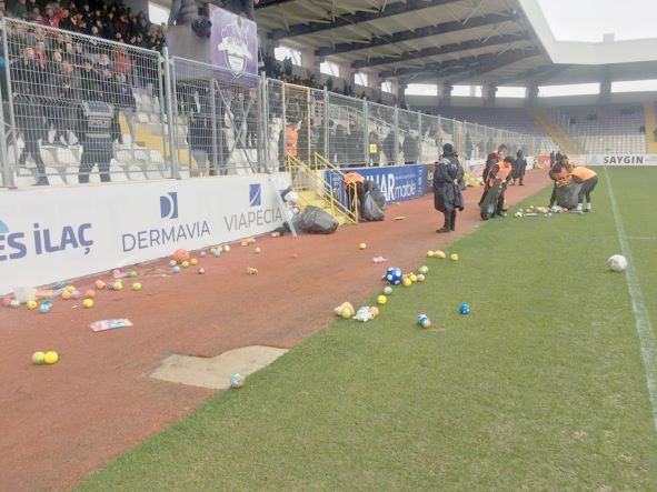 Zafer Stadı’nda dün oynanan HES İlaç Afyonspor-Esenler Erokspor maçından önce