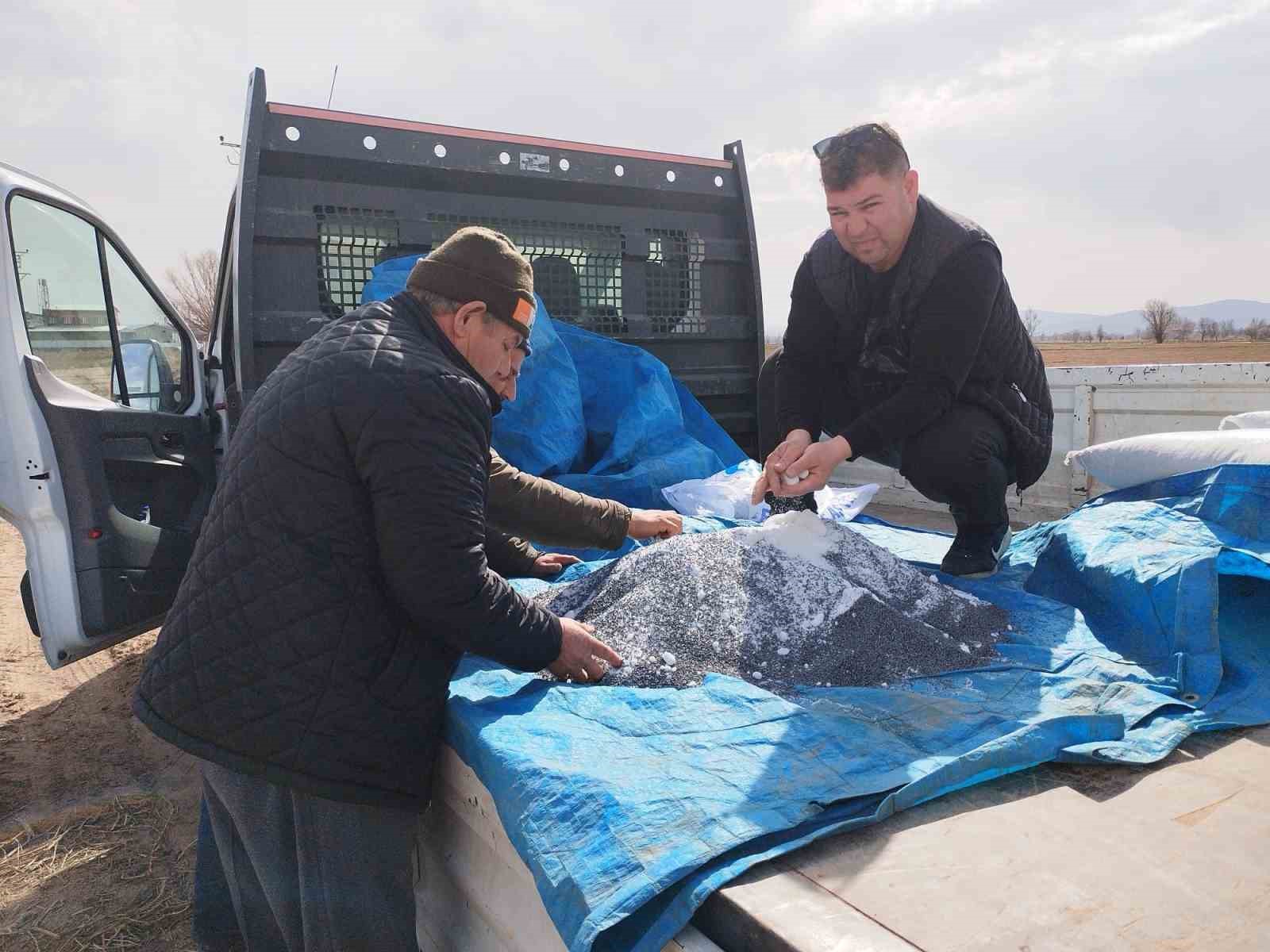 AFYONKARAHİSAR'IN ŞUHUT İLÇESİNDE KURU SOĞAN EKİMİ BAŞLADI. İLÇEDE UZUN SAMAN