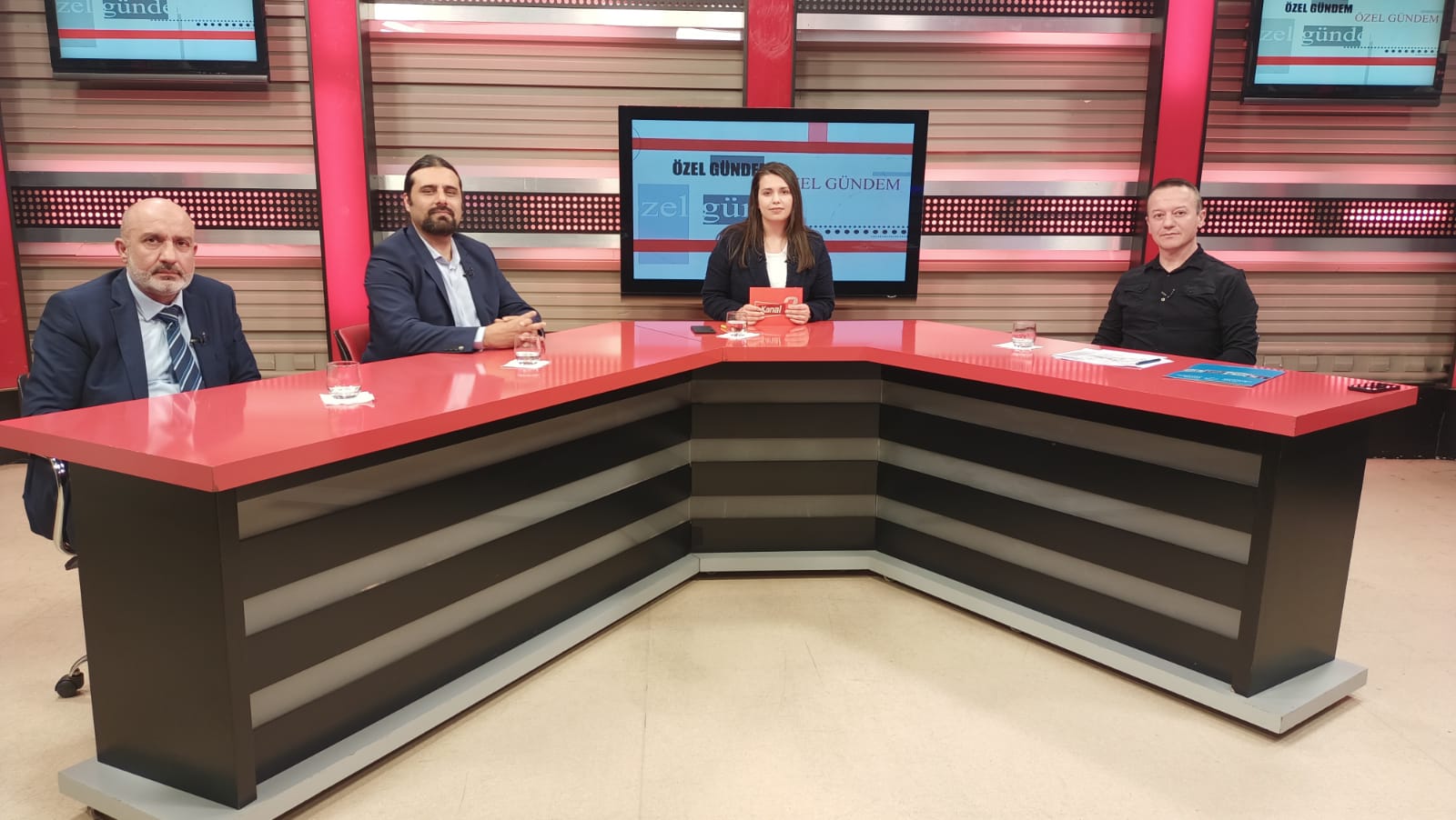 Kanal 3 ekranlarında Özel Gündem programında moderatör Berna Uğur Türksoy’un
