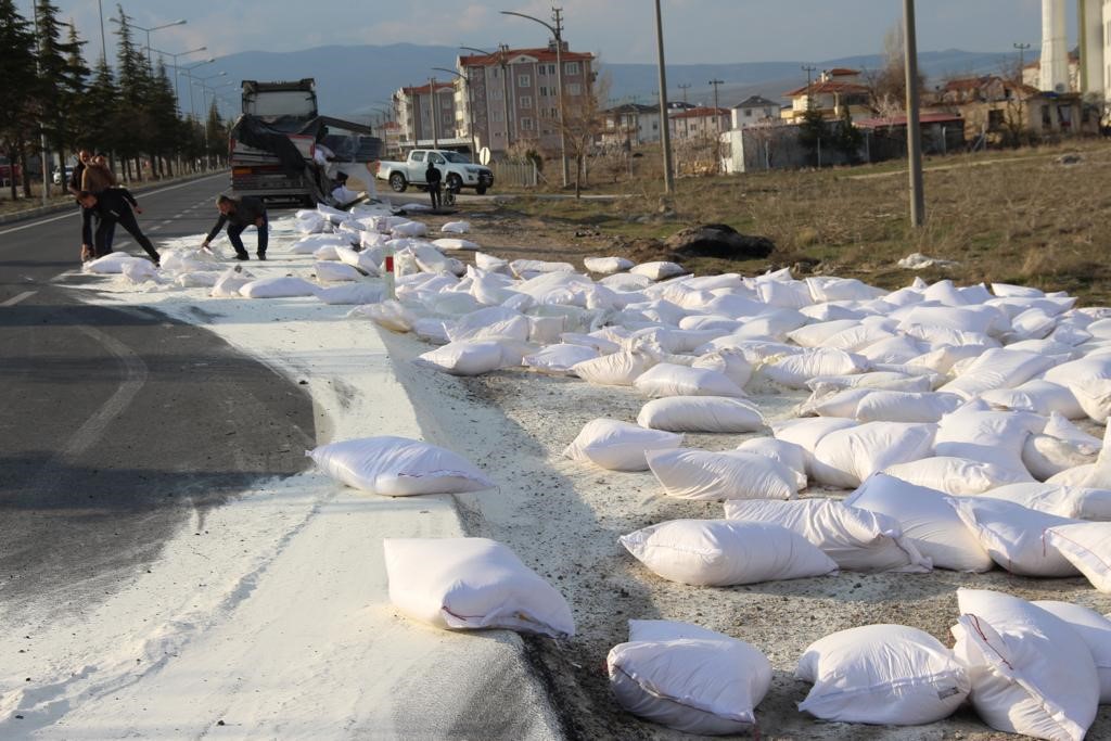 AFYONKARAHİSAR’DA SÜRÜCÜSÜNÜN KONTROLÜNDEN ÇIKAN TIR ŞARAMPOLE GİRDİ. ÖLEN YA DA