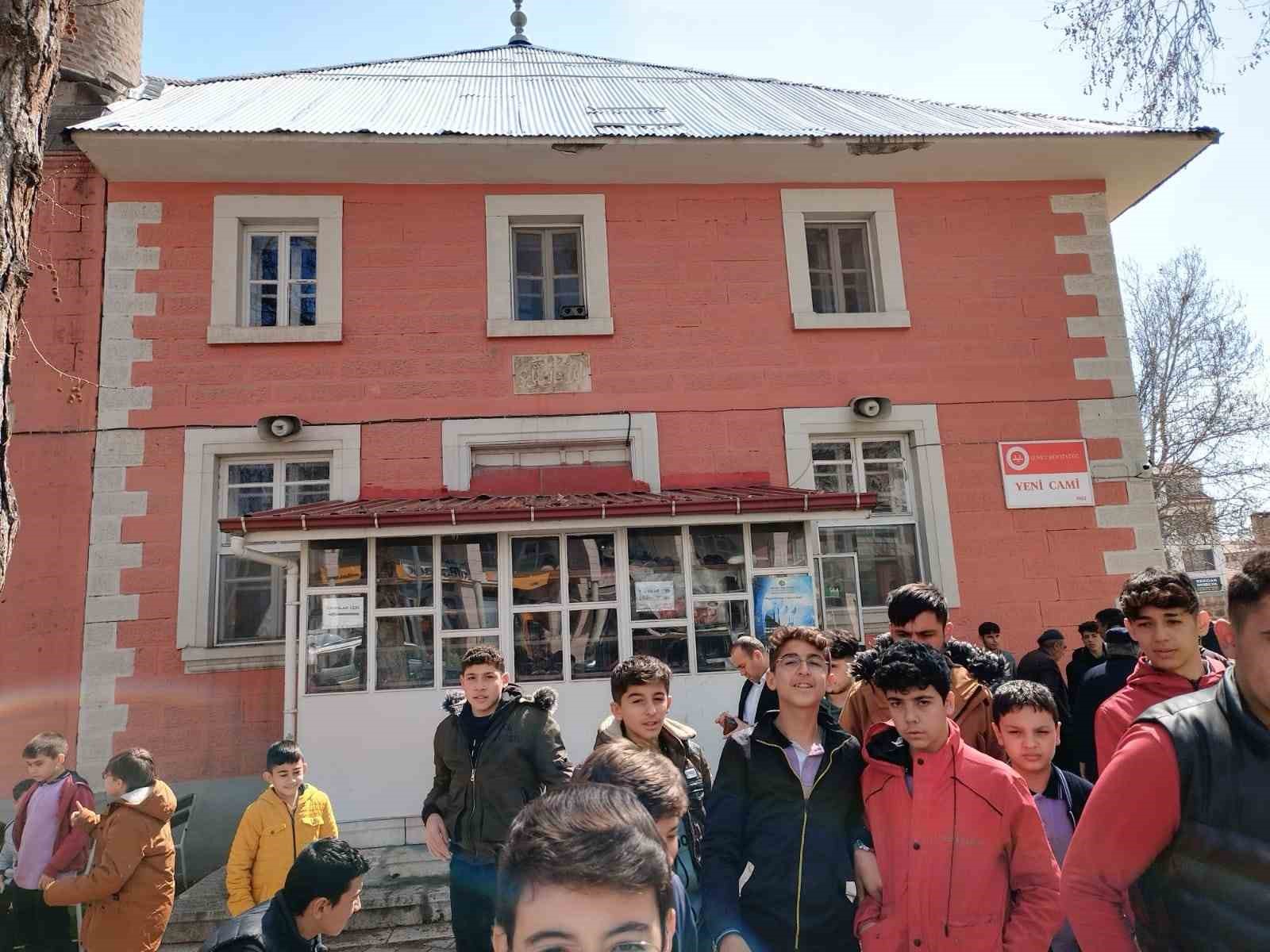 AFYONKARAHİSAR’DA RAMAZAN AYININ İLK CUMA NAMAZINDA VATANDAŞLAR CAMİLERE AKIN EDERKEN,