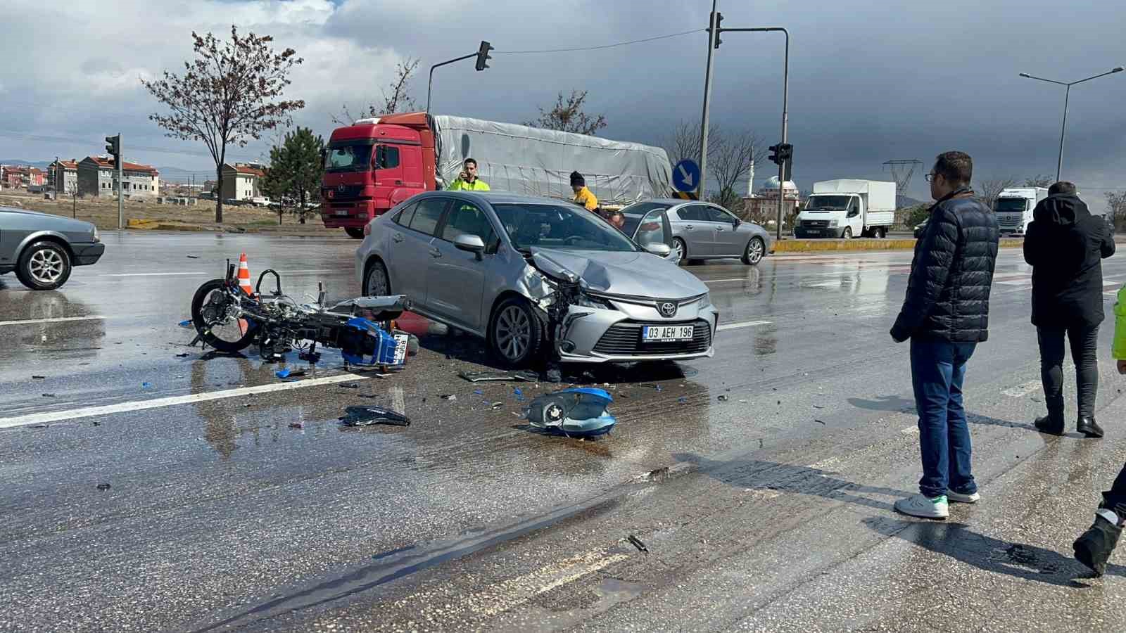 AFYONKARAHİSAR’DA OTOMOBİLLE ÇARPIŞAN MOTOSİKLETİN SÜRÜCÜSÜ YARALANDI. KAZANIN ARDINDAN YOL ORTASINDA
