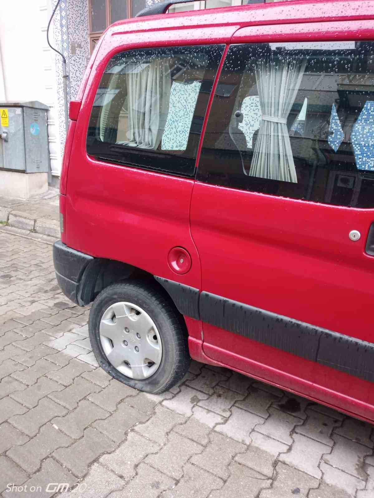 AFYONKARAHİSAR’DA 10 YAKIN ARACIN LASTİKLERİ KİMLİĞİ BELİRSİZ KİŞİLER TARAFINDAN ŞİŞLENDİ.