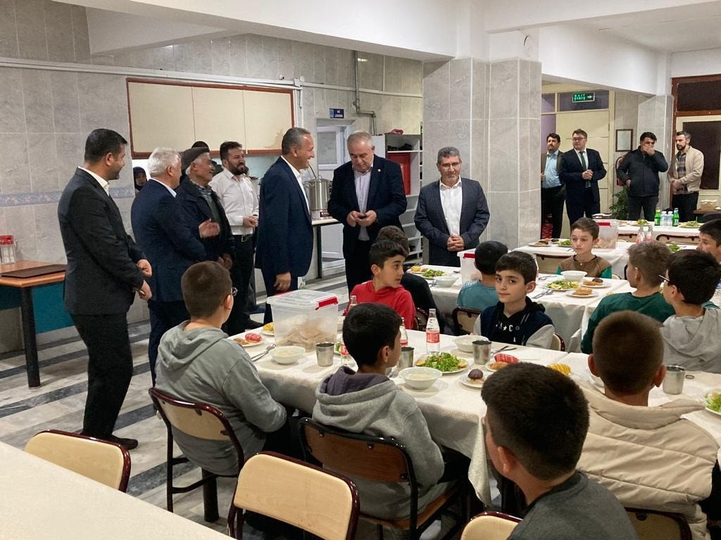 AFYONKARAHİSAR İL MÜFTÜSÜ SİNAN KAZANCI VE BERABERİNDEKİ DİN GÖREVLİLERİ SAHİPATA