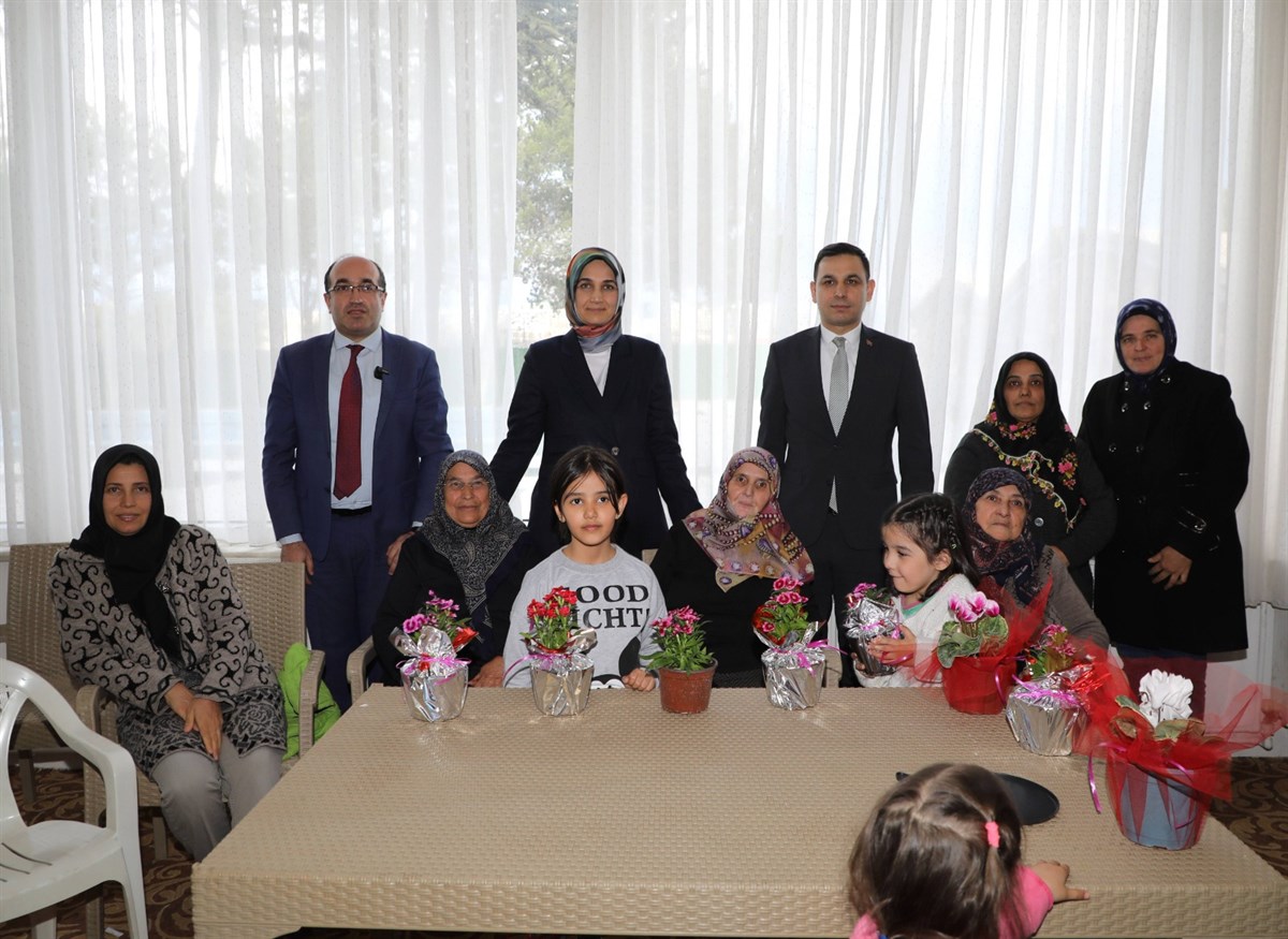 Vali Doç. Dr. Kübra Güran Yiğitbaşı, deprem bölgesinden Afyonkarahisar’a gelen
