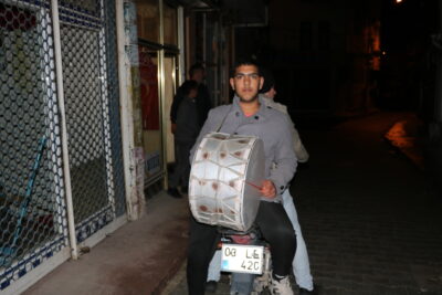 AFYONKARAHİSAR (AA) – Afyonkarahisar'ın Sandıklı ilçesinde motosikletle ramazan davulculuğu yapan