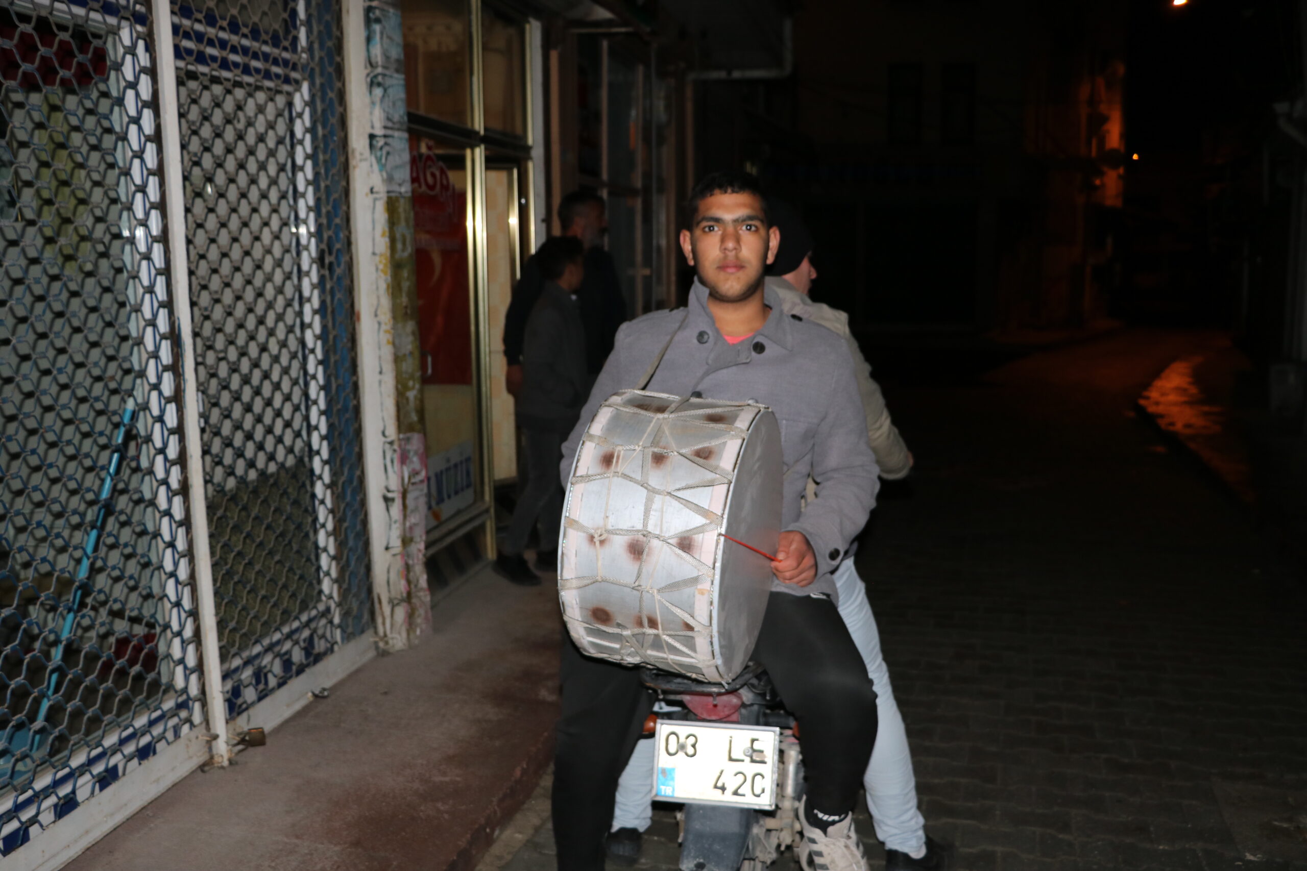 AFYONKARAHİSAR (AA) – Afyonkarahisar'ın Sandıklı ilçesinde motosikletle ramazan davulculuğu yapan