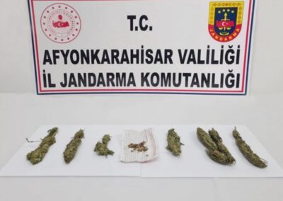 AFYONKARAHİSAR (AA) – Sandıklı'da araçlarında uyuşturucu ele geçirilen 3 şüpheli