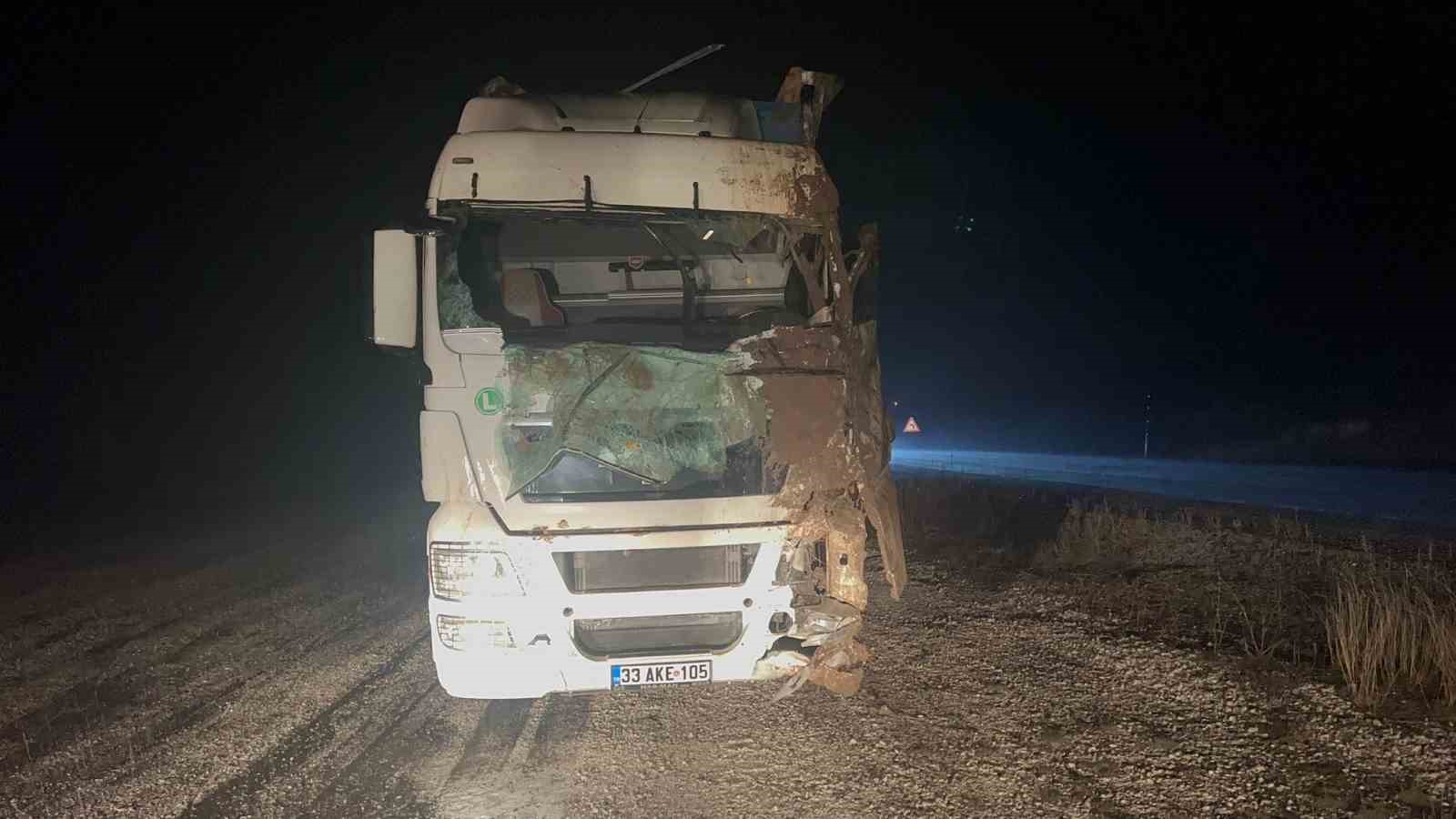 AFYONKARAHİSAR’DA KONTROLDEN ÇIKAN TIR ŞARAMPOLE DEVRİLİRKEN, 2 KİŞİNİN YARALANDIĞI KAZADA