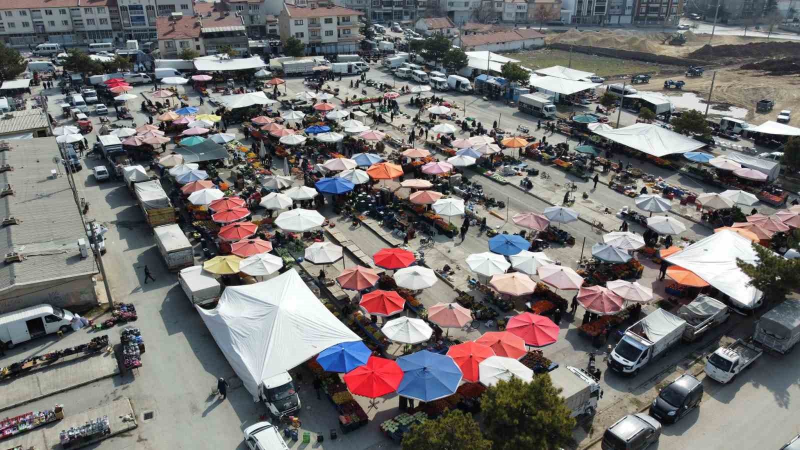 AFYONKARAHİSAR’IN BOLVADİN İLÇESİNDE KURULAN SEMT PAZARINDA POLİS EKİPLERİ TARAFINDAN KARADAN
