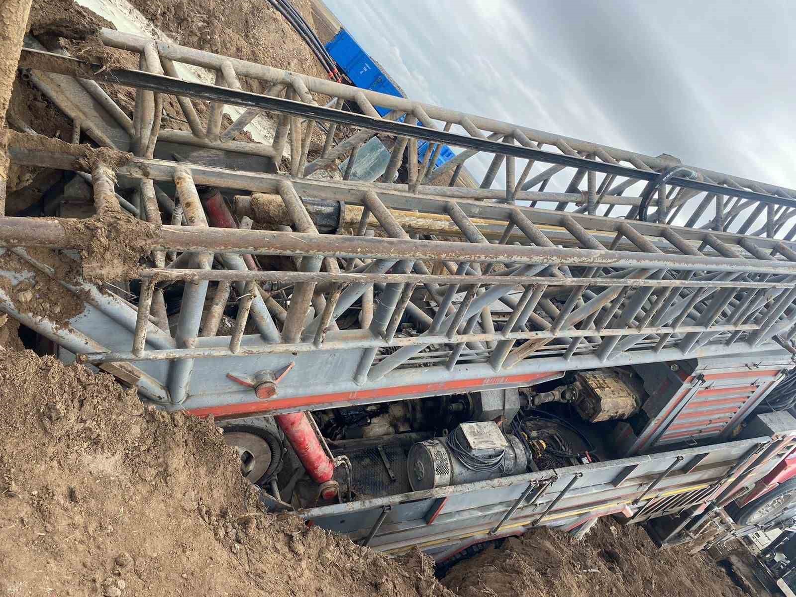 AFYONKARAHİSAR’IN EMİRDAĞ İLÇESİNDE BİR TARLADA SU SONDAJI YAPA MAKİNE BİR