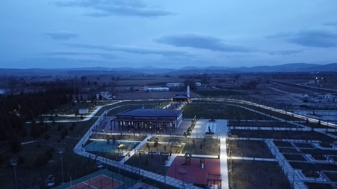 AFYONKARAHİSAR’IN ŞUHUT İLÇESİNDE YAPIMINA BAŞLANAN MİLLET BAHÇESİ İNŞAATINDA SONA YAKLAŞILIRKEN,