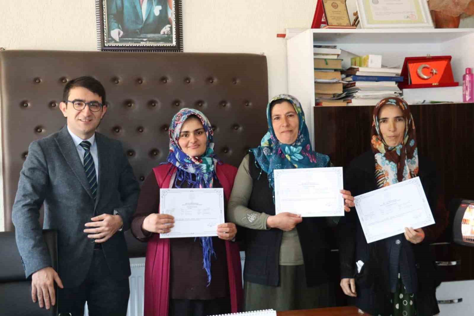 AFYONKARAHİSAR’DA GERÇEKLEŞTİRİLEN ‘SÜRÜ YÖNETİCİLİĞİ KURSU’NDA BAŞARI GÖSTEREN KURSİYERLER SERTİFİKALARINI ALDI.