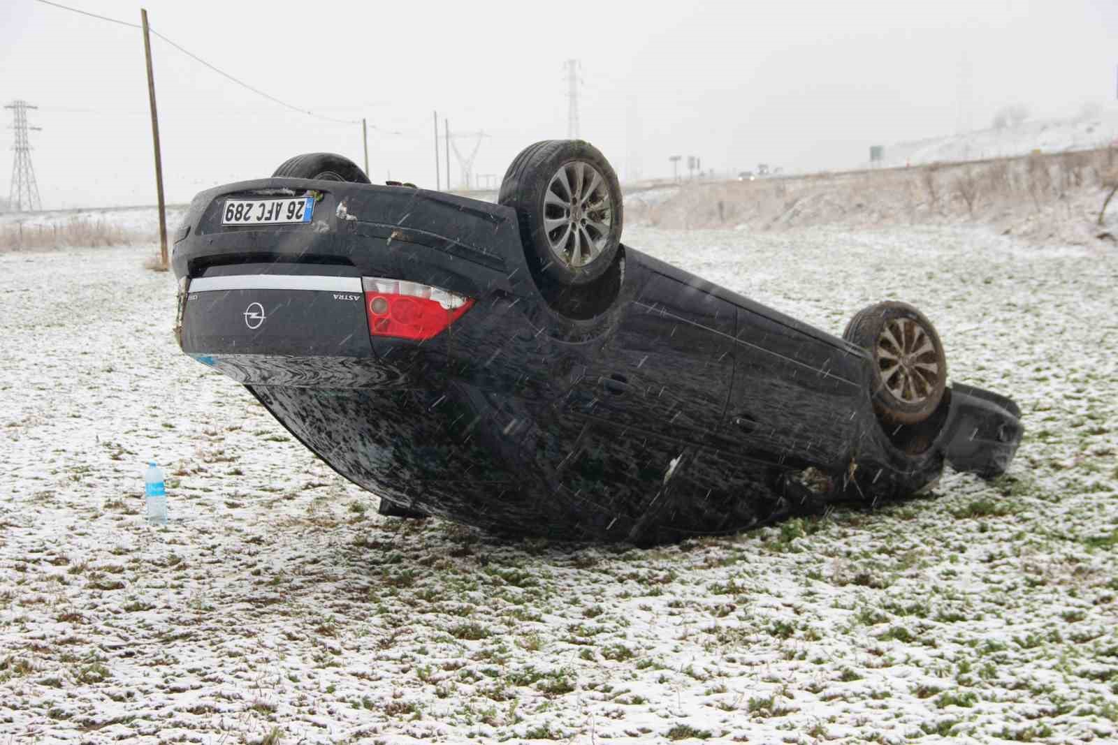 AFYONKARAHİSAR’IN BOLVADİN İLÇESİNDE KONTROLDEN ÇIKAN OTOMOBİL TAKLA ATIP YAKLAŞIK 50