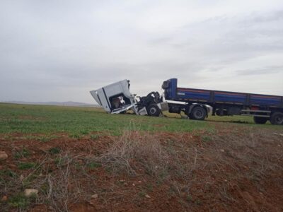 Afyonkarahisar’da yoldan çıkarak buğday tarlasına sürüklenen tır kullanılmaz hale geldi,