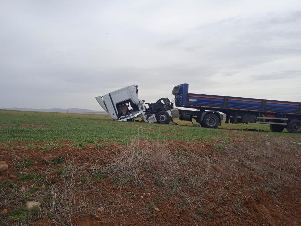 Afyonkarahisar’da yoldan çıkarak buğday tarlasına sürüklenen tır kullanılmaz hale geldi,