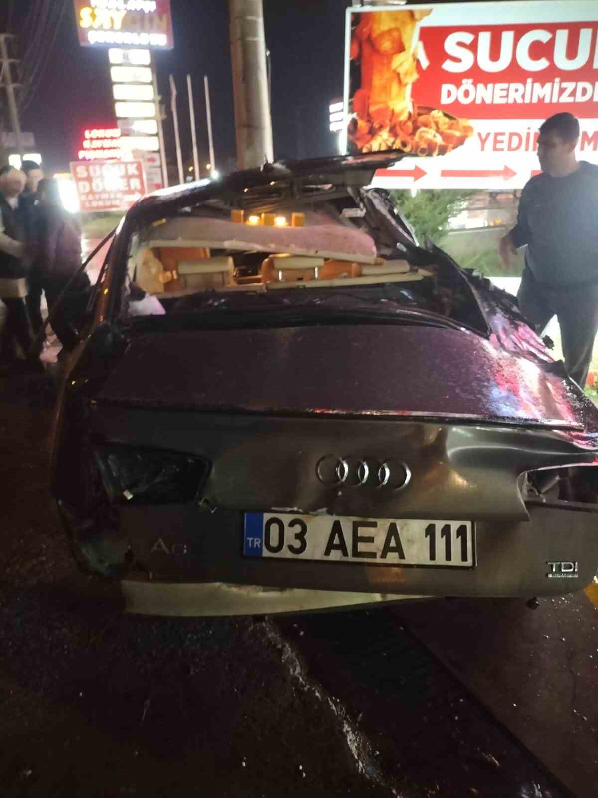 AFYONKARAHİSAR’DA KONTROLDEN ÇIKIP ÖNCE KALDIRIMA ARDINDAN TIRA ÇARPA OTOMOBİL SÜRÜCÜSÜ
