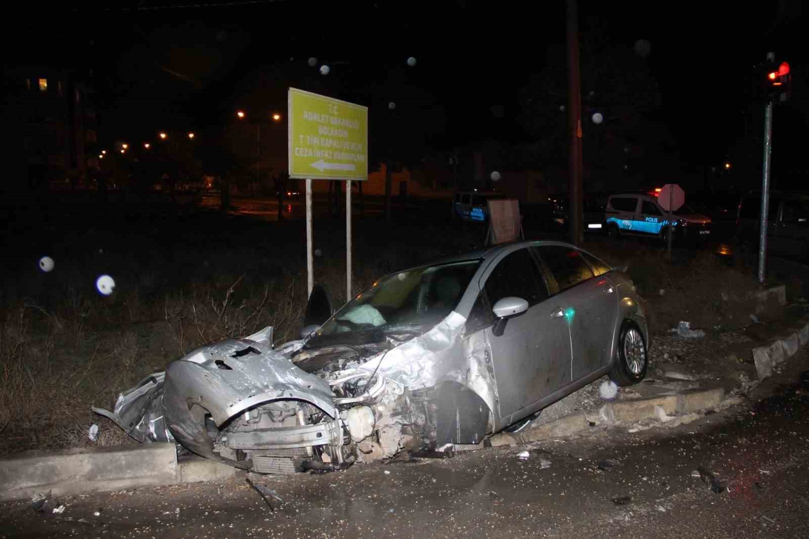 AFYONKARAHİSAR’DA TIR İLE ÇARPIŞARAK HURDAYA DÖNEN OTOMOBİLDE 2 KİŞİ YARALANDI.
