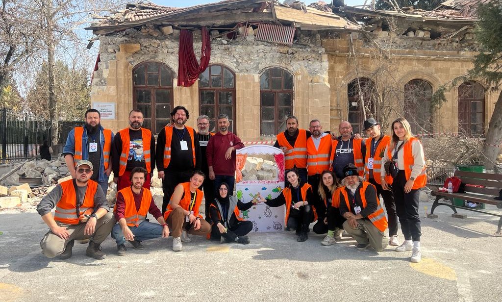 Deprem bölgesinde yaraların sarılması için yoğun mesai harcayan Afyonkarahisar Belediyesi