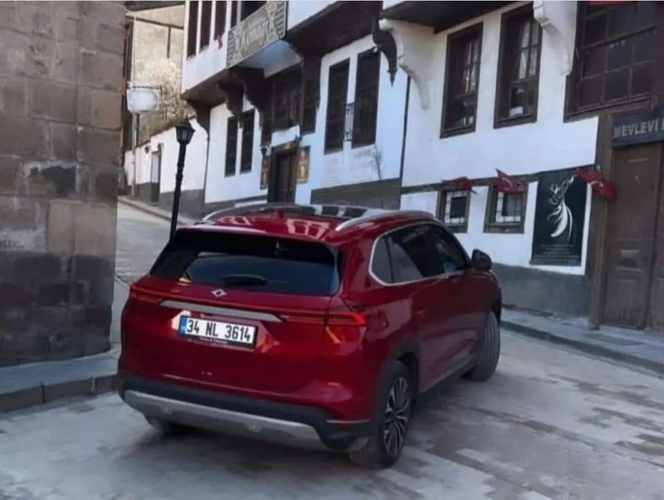 TÜRKİYE’NİN OTOMOBİLİ TOGG AFYONKARAHİSAR’IN TARİHİ SOKAKLARI KARAHİSAR KALESİ ETEKLERİNE REKLAM