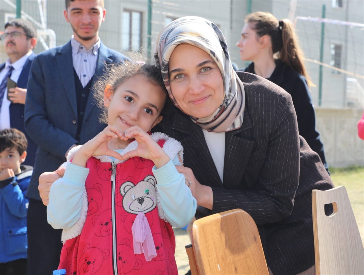 AFYONKARAHİSAR VALİSİ DOÇ. DR. KÜBRA GÜRAN YİĞİTBAŞI, DEPREMZEDE VATANDAŞLARI KENTTE