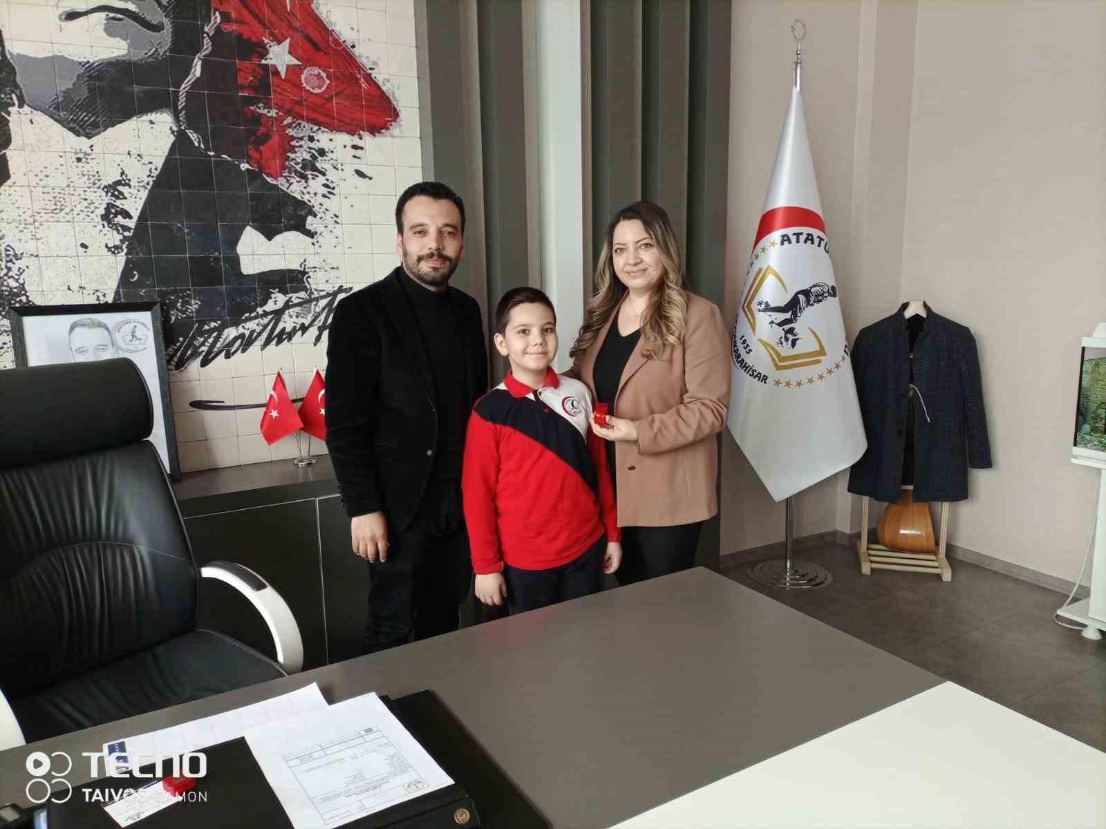 ATATÜRK İLKOKULUNDA ÖĞRENCİ VELİLERİNE YÖNELİK ‘ALTIN ÖDÜLLÜ’ KİTAP OKUMA YARIŞMASININ