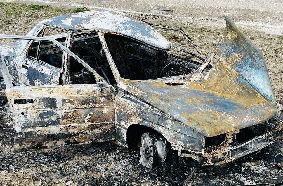 AFYONKARAHİSAR’DA YANAN OTOMOBİLİN SÜRÜCÜSÜ SON ANDA YAPTIĞI HAMLEYLE YANAN OTOMOBİLDEN