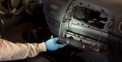 AFYONKARAHİSAR’DA OTOMOBİLİN AİRBAG (HAVA YASTIĞI) KAPAĞININ ALTINA SAKLANAN KOKAİNİN TAŞINMA