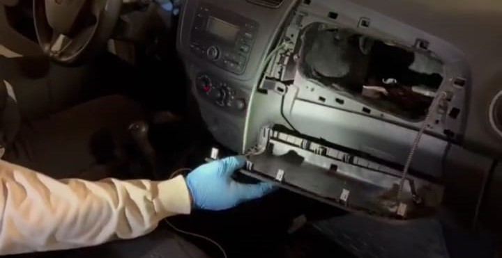 AFYONKARAHİSAR’DA OTOMOBİLİN AİRBAG (HAVA YASTIĞI) KAPAĞININ ALTINA SAKLANAN KOKAİNİN TAŞINMA