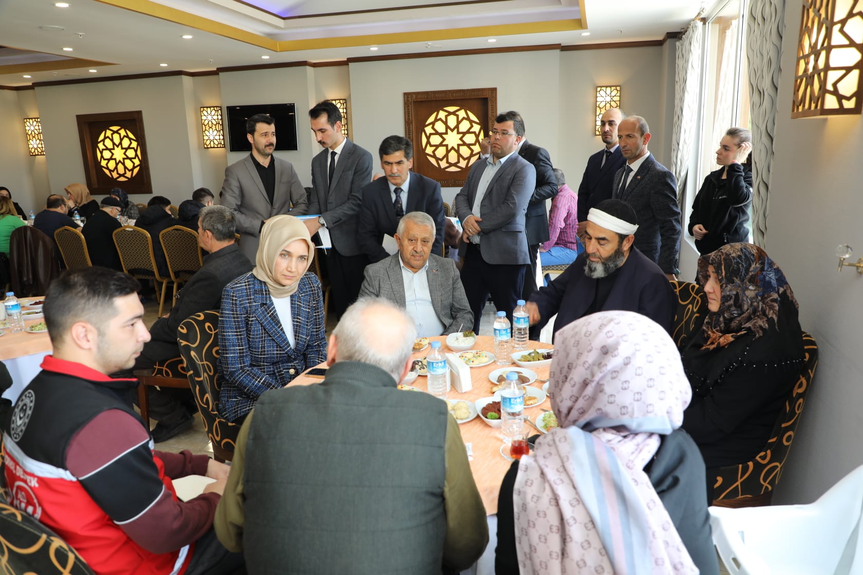 Vali Kübra Güran Yiğitbaşı ve Belediye Başkanı Mehmet Zeybek, deprem