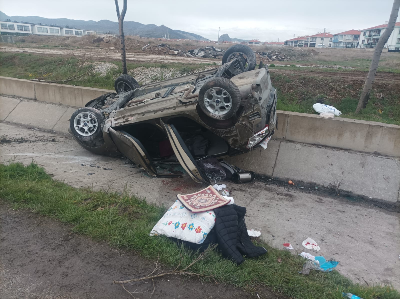Afyonkarahisar’da meydana gelen trafik kazasında 1’i ağır 2 kişi yaralandı.