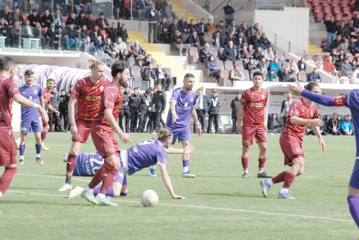 Düşme potasında yer alan takımlardan İnegölspor, 40.dakikada Volkan’ın attığı tek