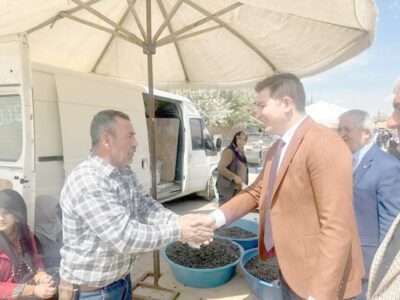 Genel seçim çalışmaları kapsamında Işıklar beldesinde temaslarda bulunan CHP Afyonkarahisar