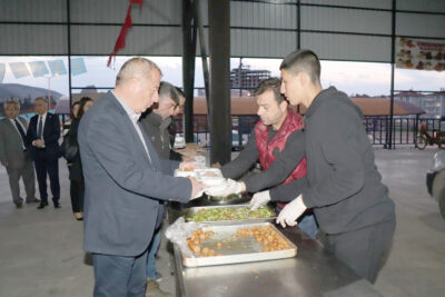Fatih Mahallesi’nde vatandaşlarla iftar yemeğinde bir araya gelen İYİ Parti