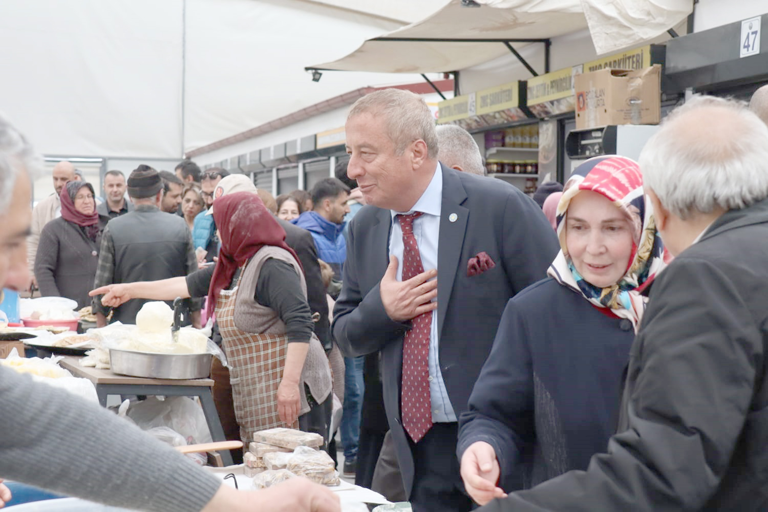 Emirdağ ilçesinde esnaf ve vatandaşları ziyaret eden İYİ Parti Afyonkarahisar